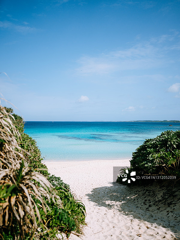 白色沙滩和清澈的蓝色海水，日本冲绳县宫古岛图片素材