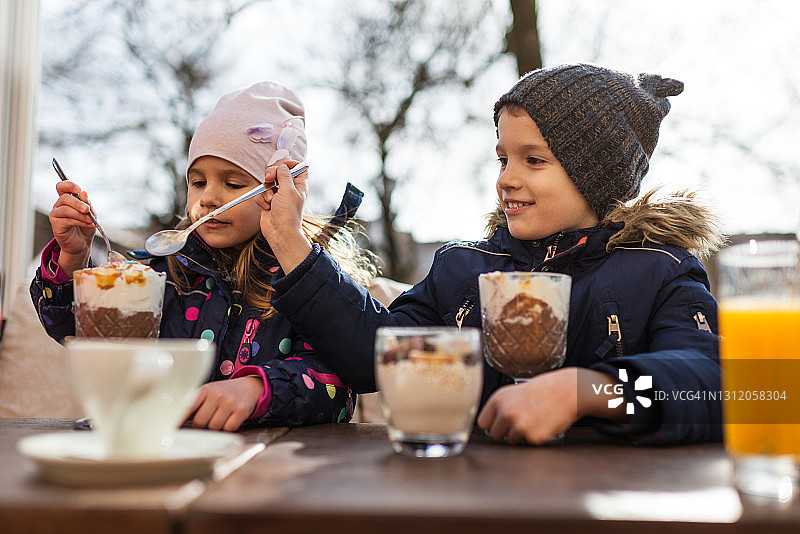 孩子们喝热巧克力图片素材