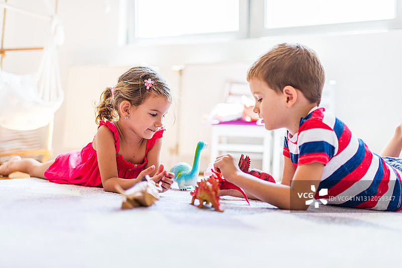 孩子们玩玩具恐龙图片素材