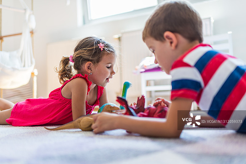 孩子们玩玩具恐龙图片素材