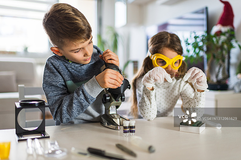 孩子们在家接受教育图片素材