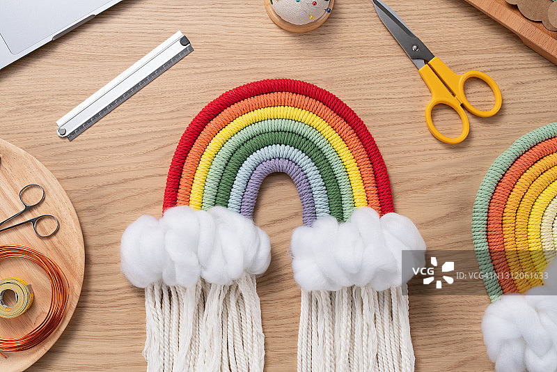 木桌上的DIY彩虹编织图片素材