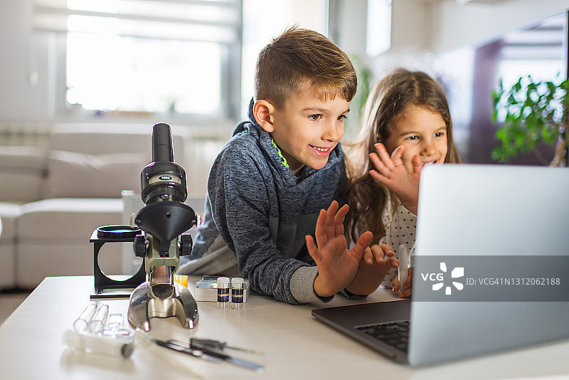 孩子们在家接受教育图片素材