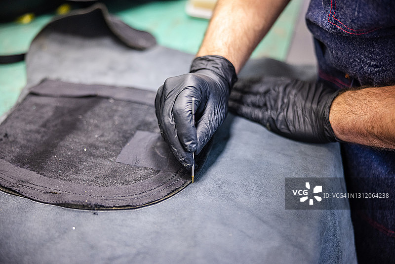 在工作室用笔勾勒皮革产品的图案图片素材