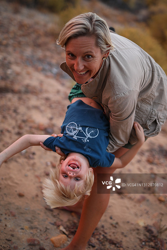 母亲和年幼的儿子玩耍图片素材