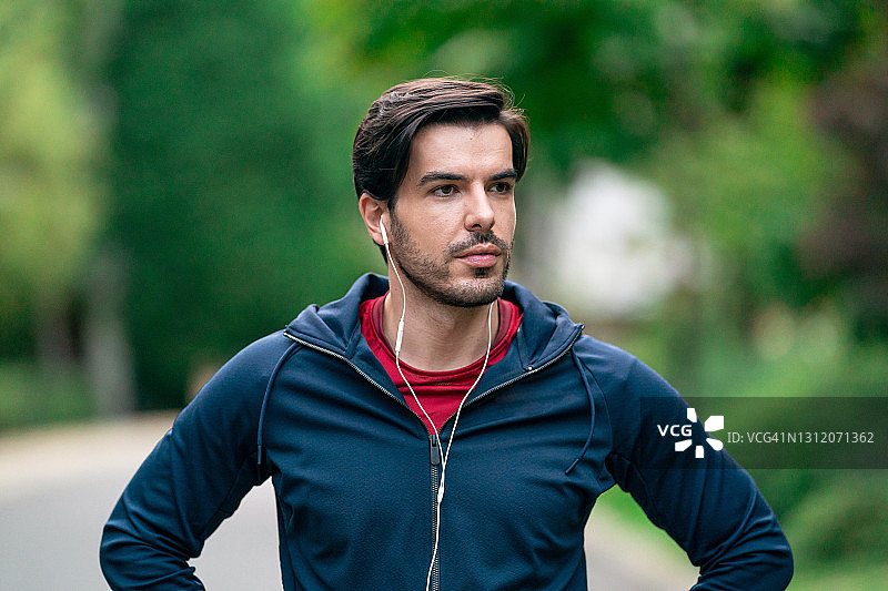 在户外训练并听音乐的运动员图片素材