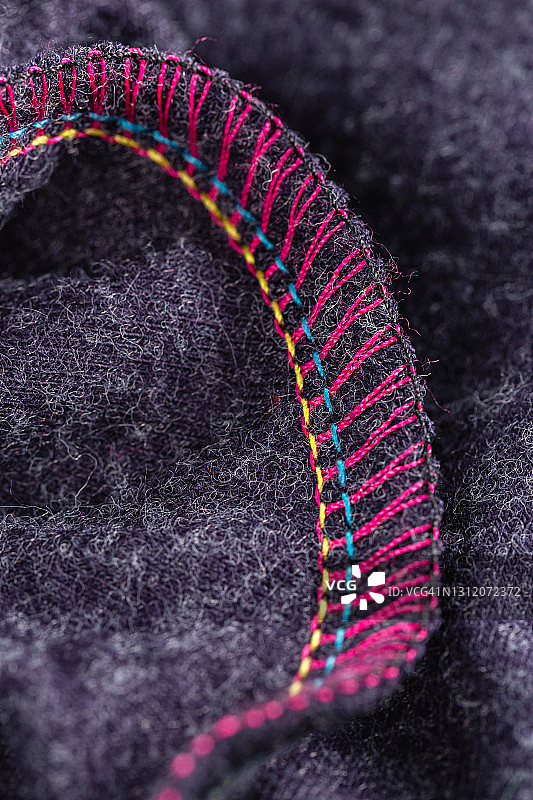 棉纺织品上彩色缝线的特写图片素材