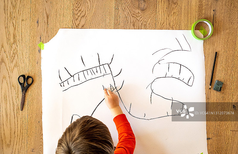 儿童在地板上绘画图片素材