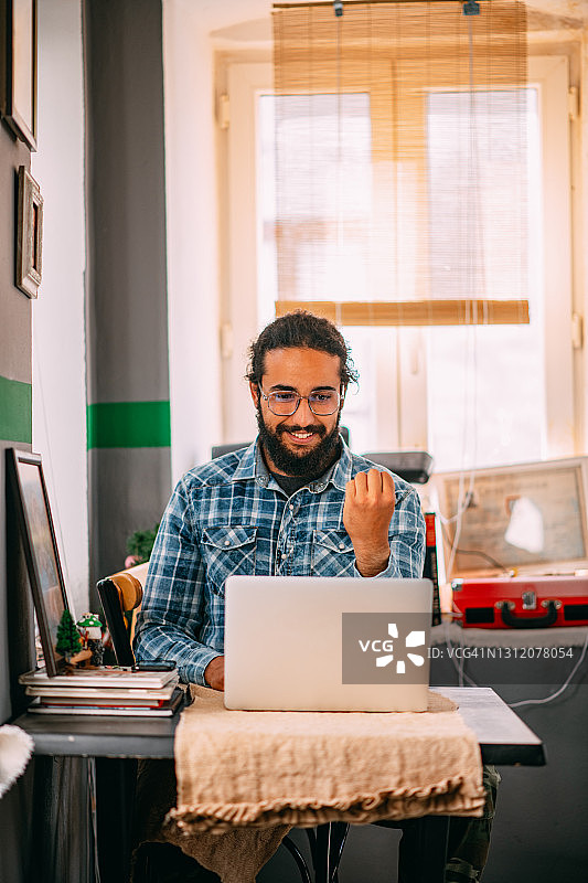年轻男人在笔记本电脑上进行手语视频通话图片素材