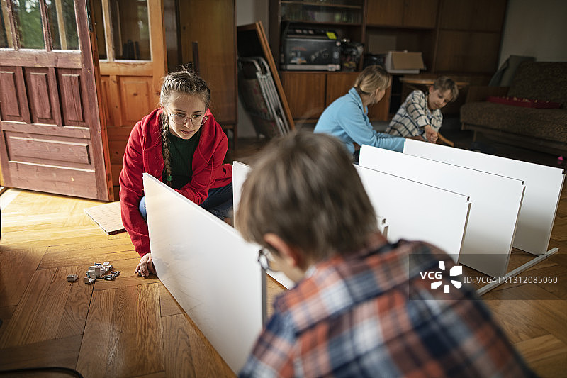 一家人在家组装家具图片素材