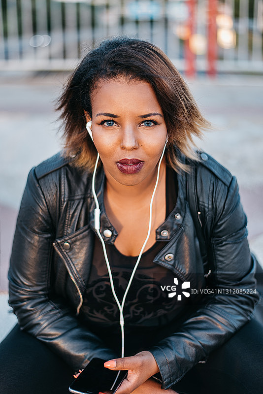 年轻的非洲妇女肖像图片素材