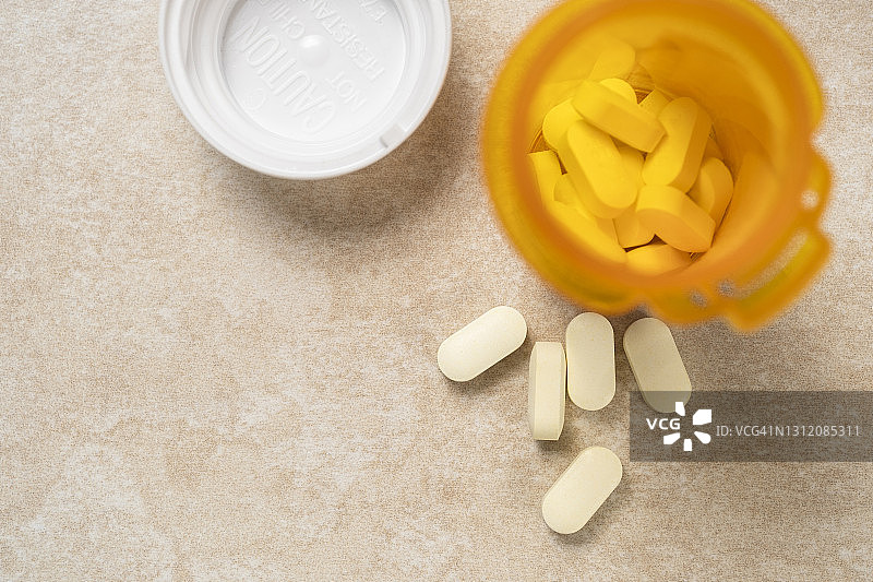 药瓶中药丸俯视图图片素材