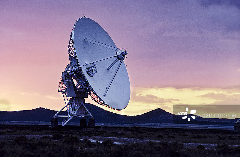 美国新墨西哥州索科罗市卡尔·G·扬斯基超大阵列射电望远镜日落景观图片素材