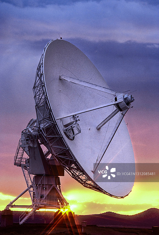 美国新墨西哥州索科罗市卡尔·G·扬斯基超大阵列射电望远镜日落景观图片素材