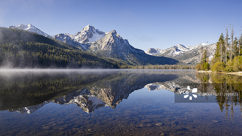 美国爱达荷州锯齿湖雪山风光图片素材