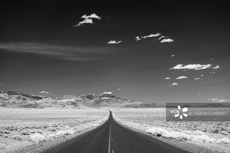 美国俄勒冈州，穿越沙漠景观的空旷道路图片素材