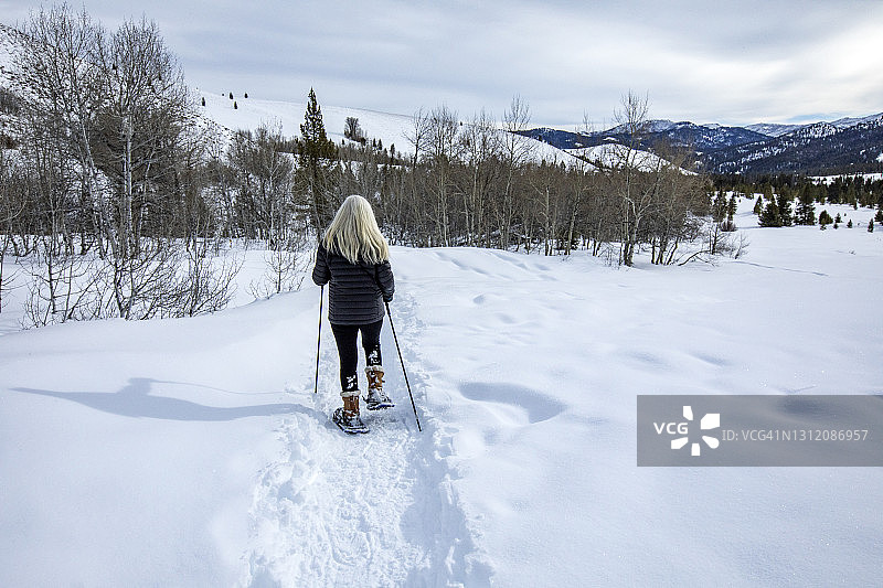 美国，爱达荷州，太阳谷，妇女雪地靴图片素材
