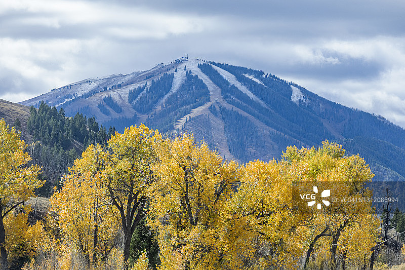 美国爱达荷州太阳谷的秃山雪景图片素材