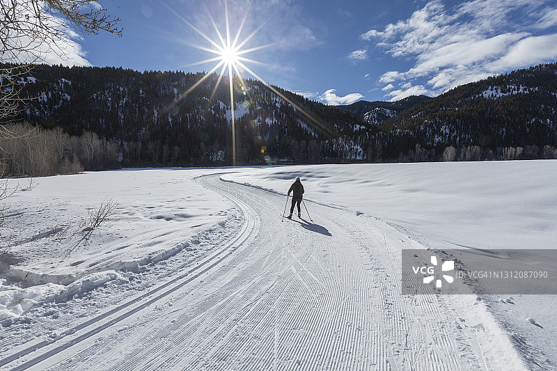 美国爱达荷州太阳谷：冬季滑雪的女子图片素材