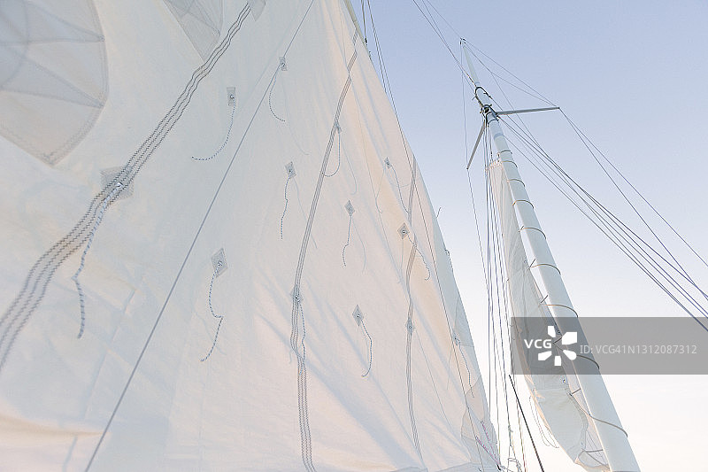 仰视角度：帆船桅杆图片素材