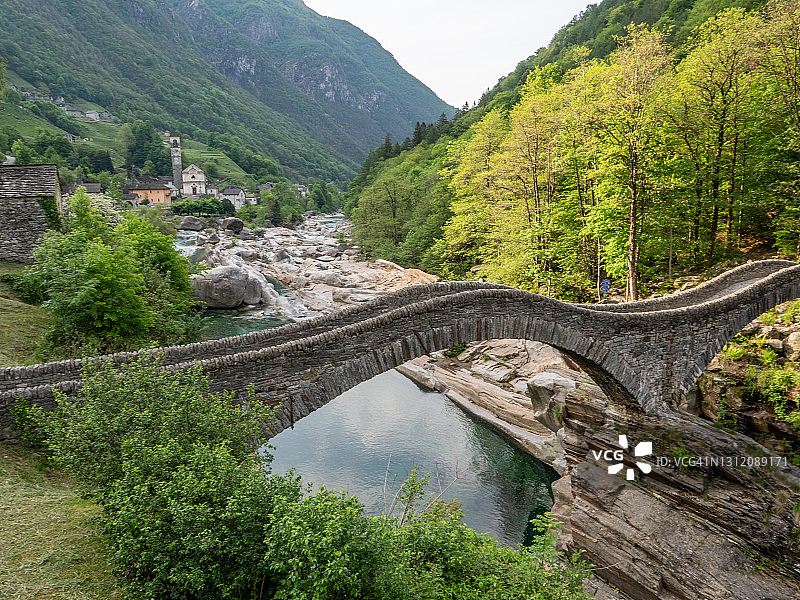 提契诺州的韦尔扎斯卡山谷春景图片素材