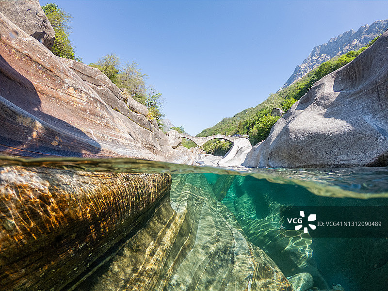 提契诺春天韦尔扎斯卡河水下照片图片素材