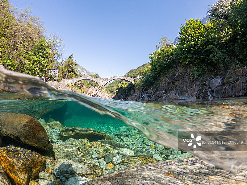 提契诺春天韦尔扎斯卡河水下照片图片素材