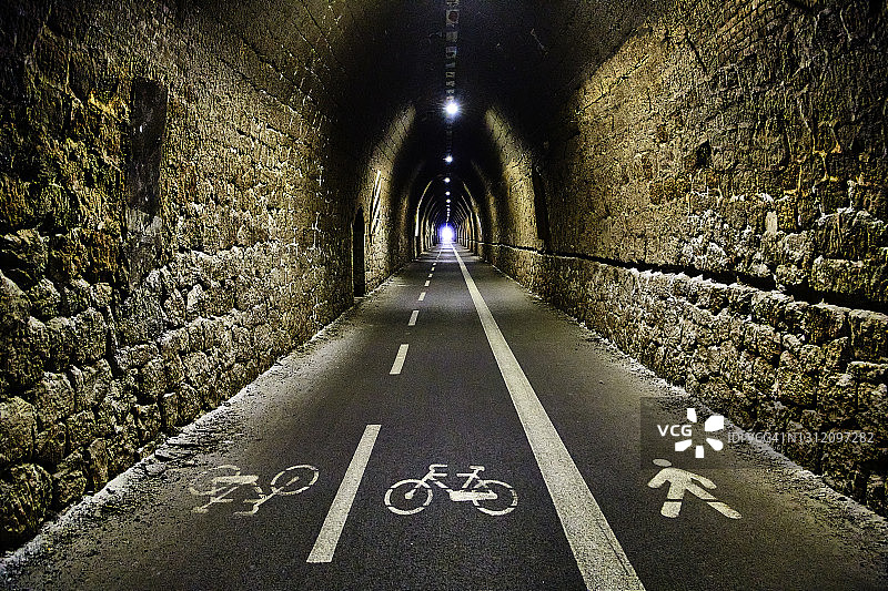 利古里亚莱万托博纳索拉弗拉穆拉废弃的沿海铁路自行车道，意大利图片素材