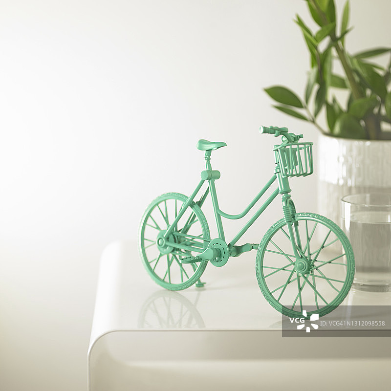 绿色自行车、室内植物和咖啡桌上的水杯图片素材