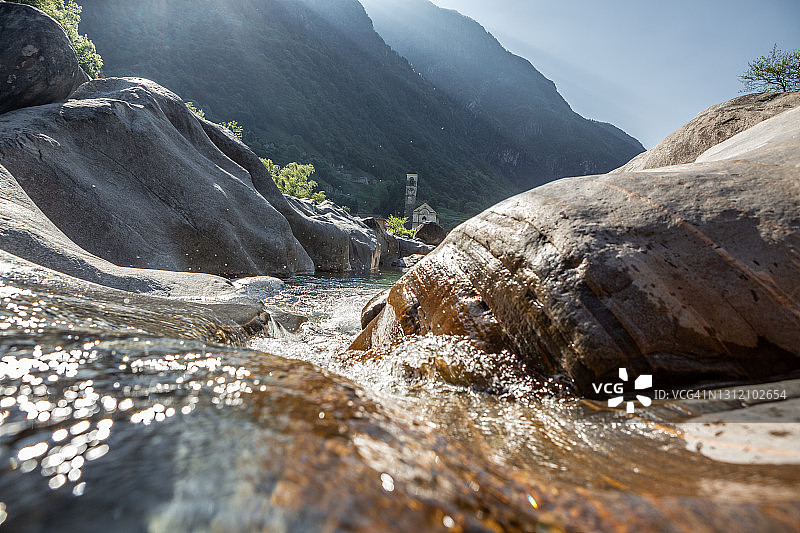 提契诺州的韦尔扎斯卡山谷春景图片素材