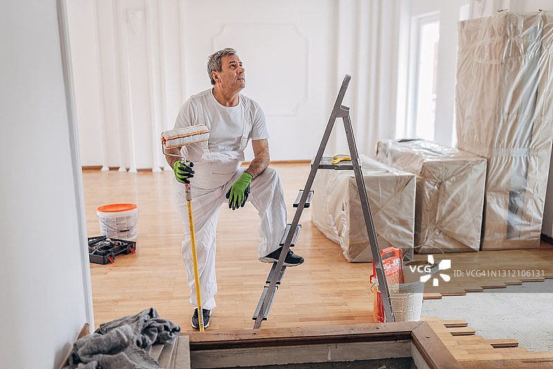 观察自己作品的男油漆工图片素材