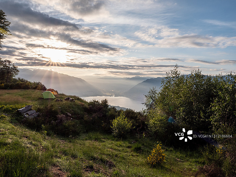 从山顶俯瞰马焦雷湖和阿斯科纳湖，日出图片素材