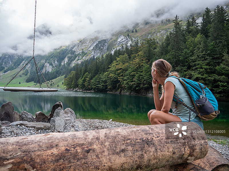 在瑞士观赏美丽高山湖泊的女人图片素材