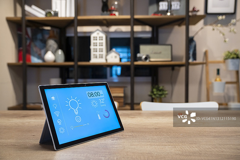 厨房里的智能电表显示当日能源费用（屏幕上的设计为我自己所有。请查看财产放行协议。）图片素材