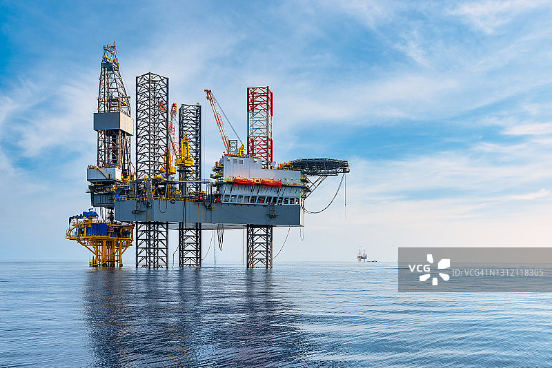 海上自升式石油钻井平台：在海中钻井，用于油气生产工业图片素材