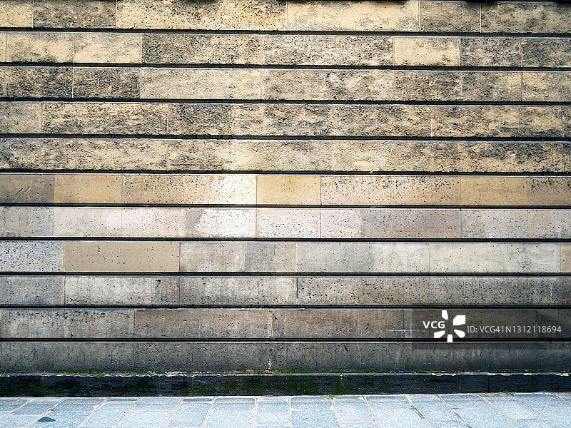 巴黎带有自然光泽的空石墙和人行道图片素材