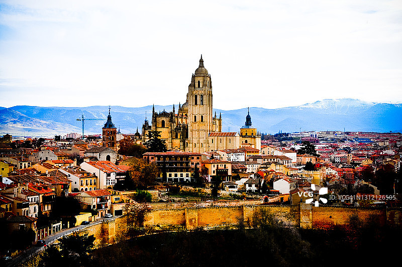 西班牙塞哥维亚的圣玛利亚大教堂，从塞哥维亚城堡眺望图片素材
