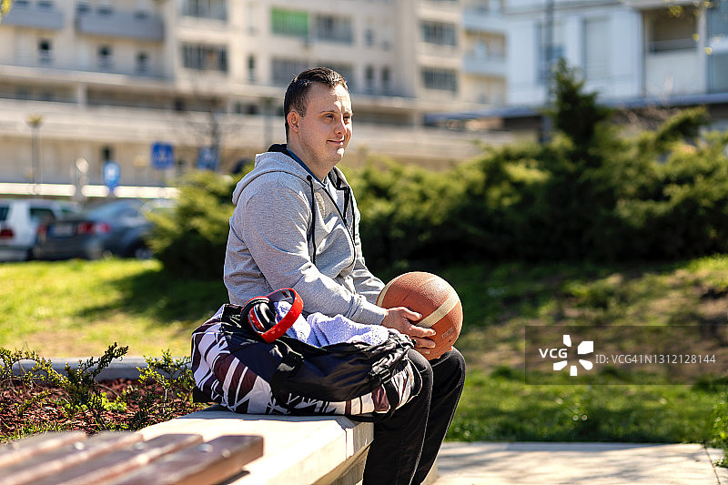 在篮球场上快乐的唐氏综合征年轻人图片素材