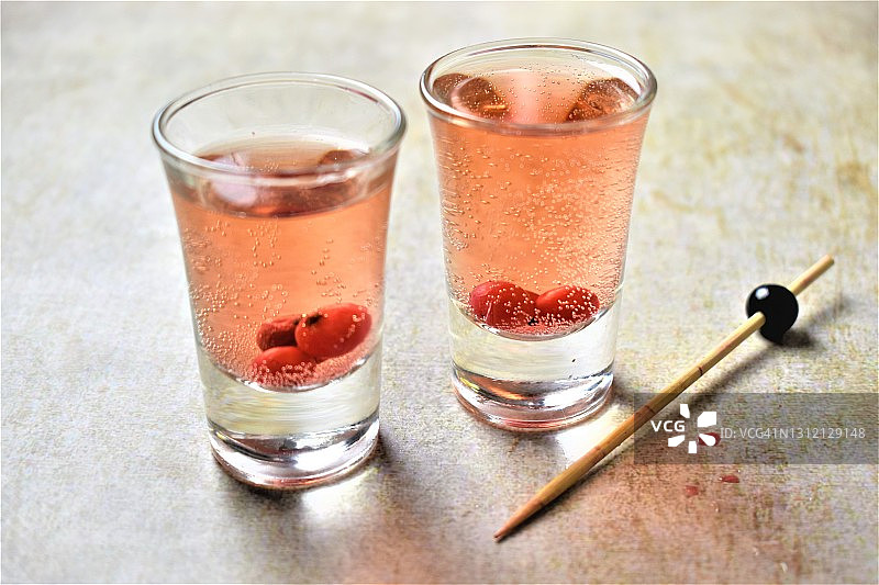 两杯浆果利口酒图片素材