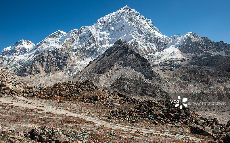 从尼泊尔珠峰大本营途中拍摄的努子峰（7861米）和昆布冰川风光图片素材