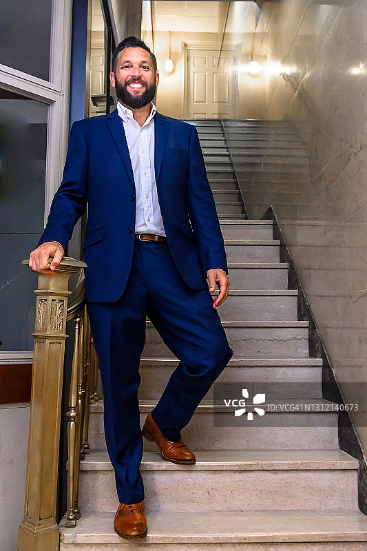 自信的商人在楼梯上拍摄职业肖像图片素材