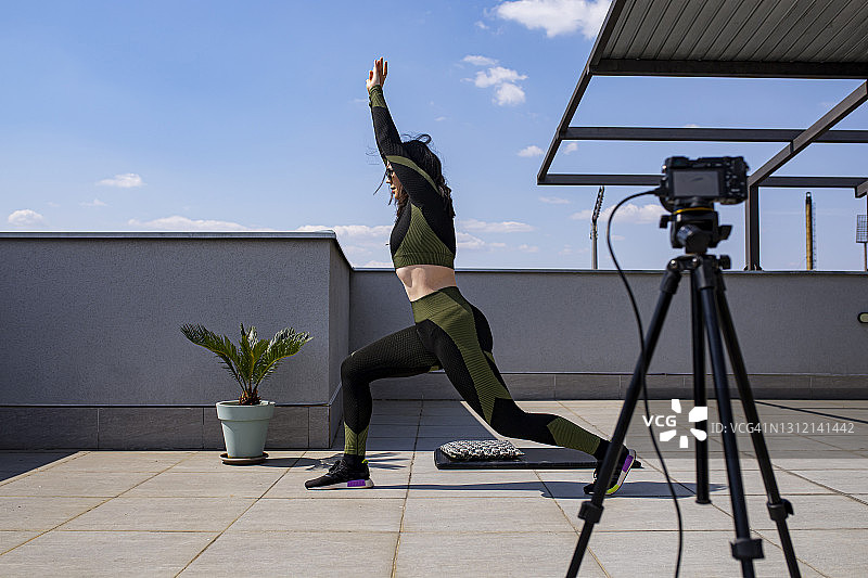 女运动员在录制她的运动训练视频。图片素材