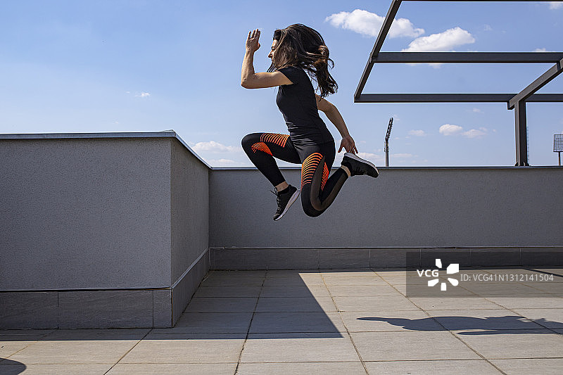 向上跳跃图片素材