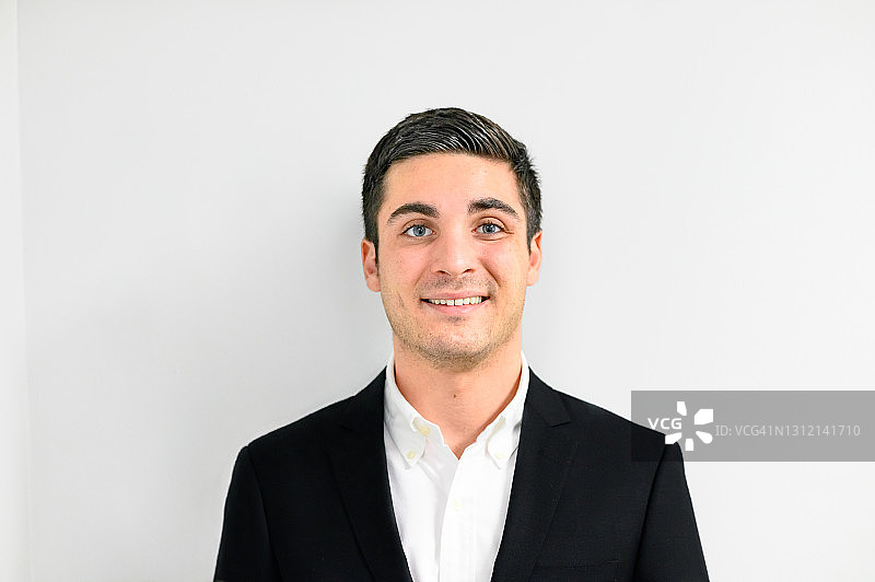 身穿西装的年轻男士头像，白色背景图片素材