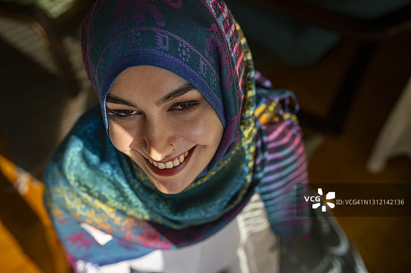 快乐的穆斯林妇女图片素材