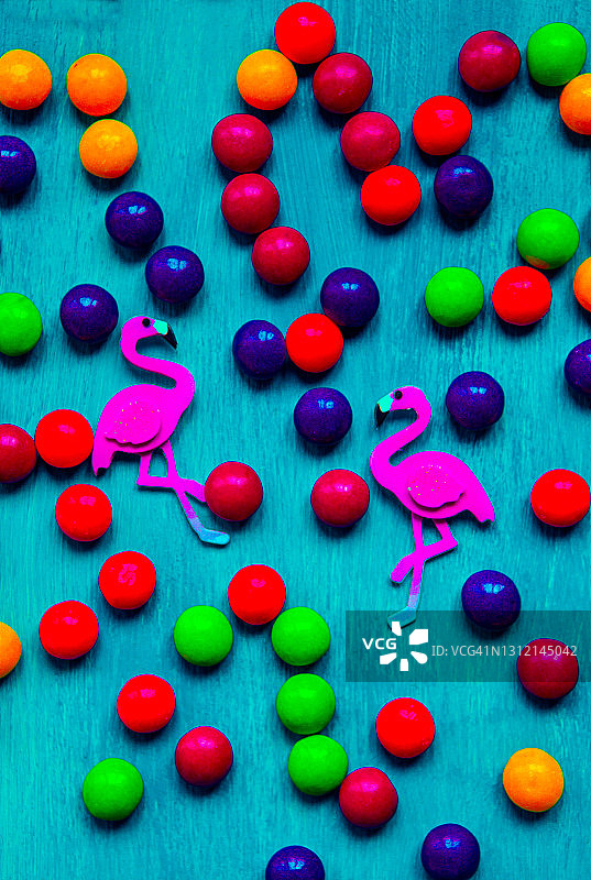 带着糖果的纸火烈鸟图片素材