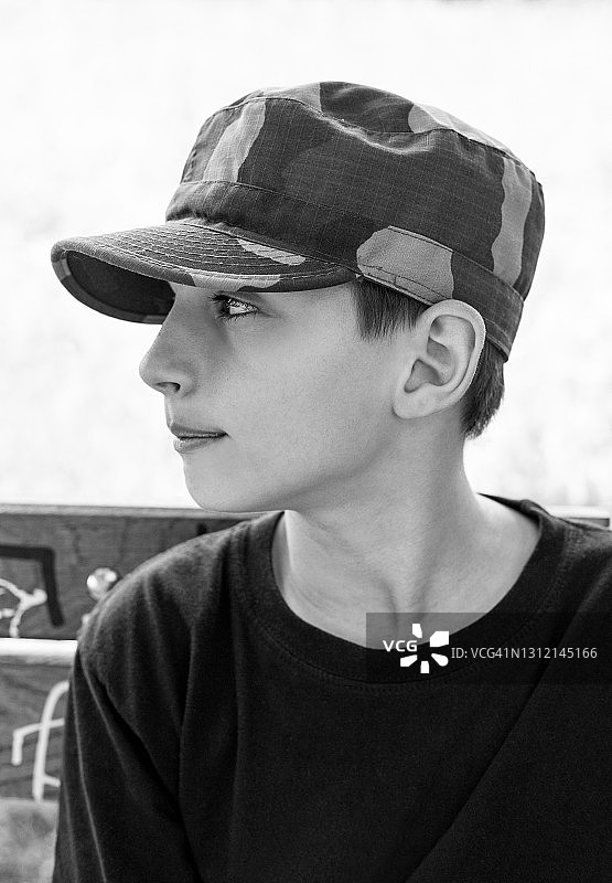 戴着迷彩帽的男孩图片素材