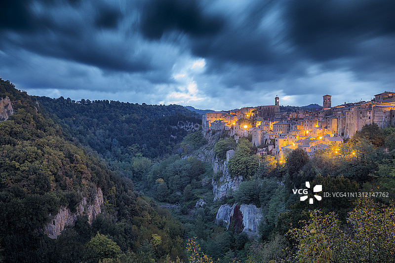 黄昏时分的索拉诺村图片素材