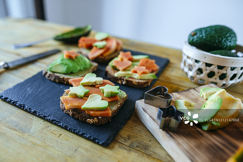 木瓜牛油果面包图片素材