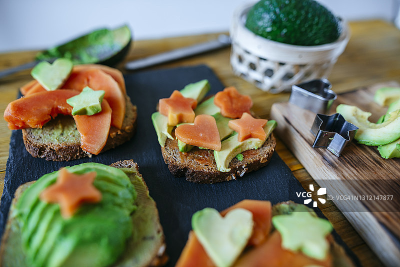 木瓜牛油果面包图片素材